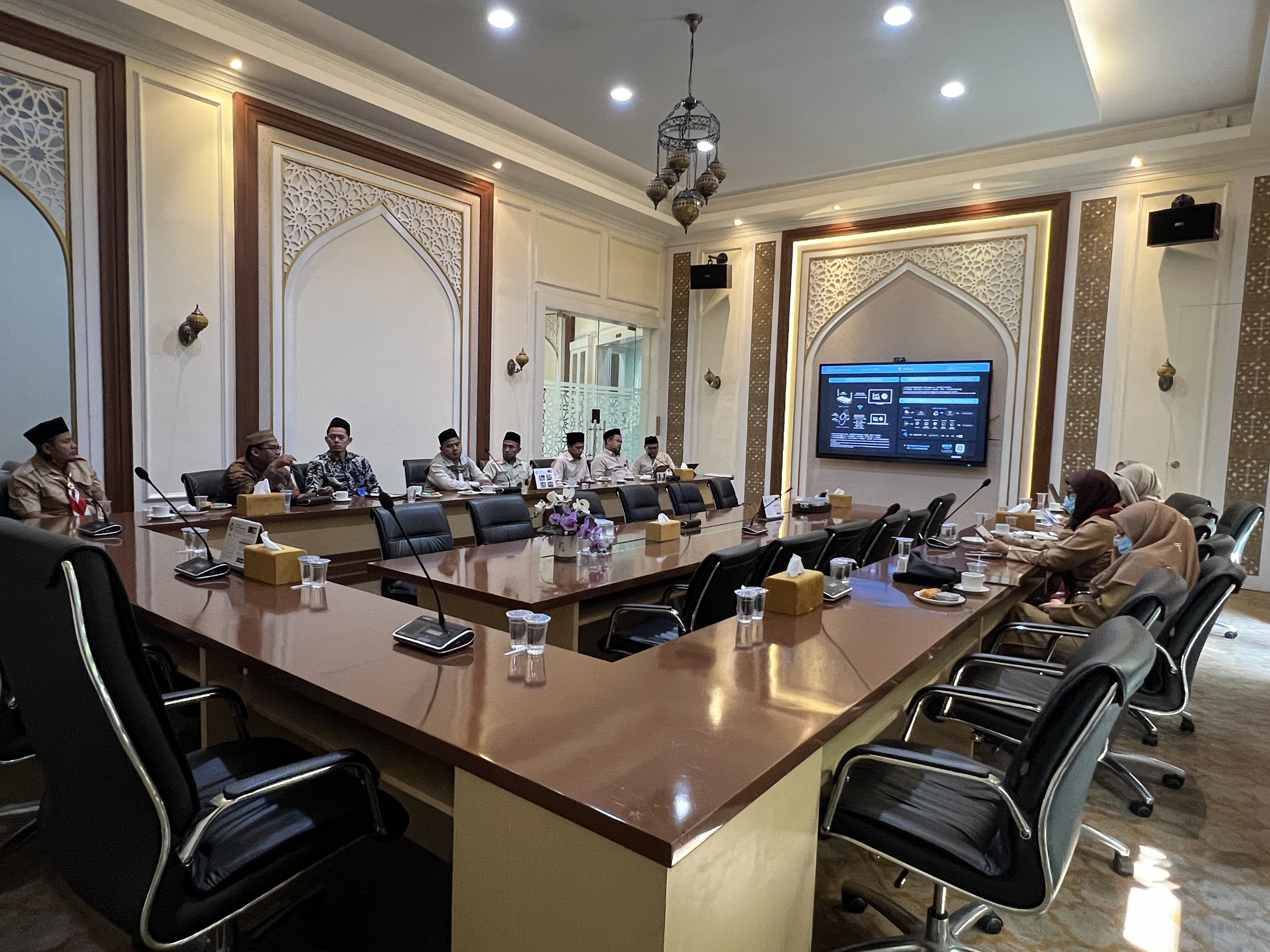 Employee Work Meeting of Waqaf Al-Muhajirien Foundation Discusses Evaluation and 2026/2027 Program Plans