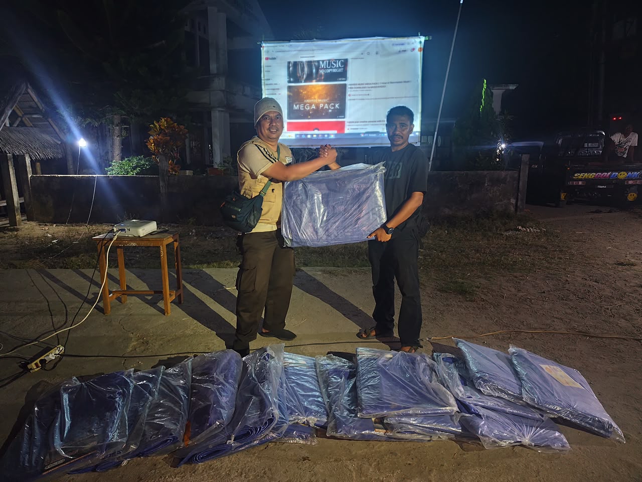 Al-Muhajirien Social Fund Distributes 350 Essential Food Packages Worth IDR 138 Million to Residents of Lidi Village, One of the Closest Areas to the NTT Earthquake Epicenter