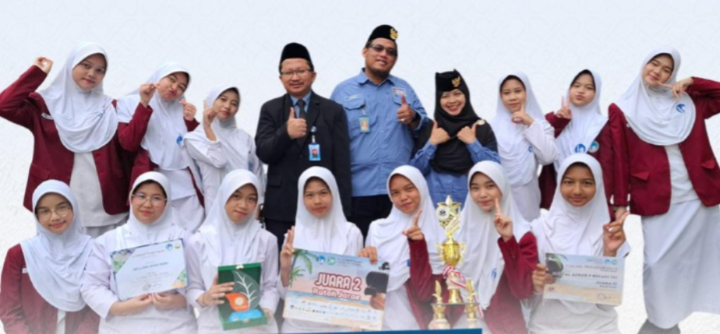 The Ratoe Jaroe Team of Al Azhar 9 Islamic JHS won two awards in the Ratoe Jaroe Dance Competition across Bekasi.