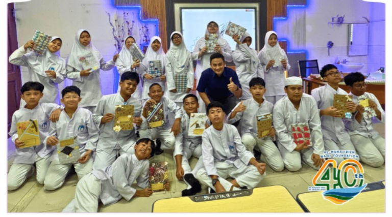 Keterampilan Hidup : Berlatih cara membungkus buku