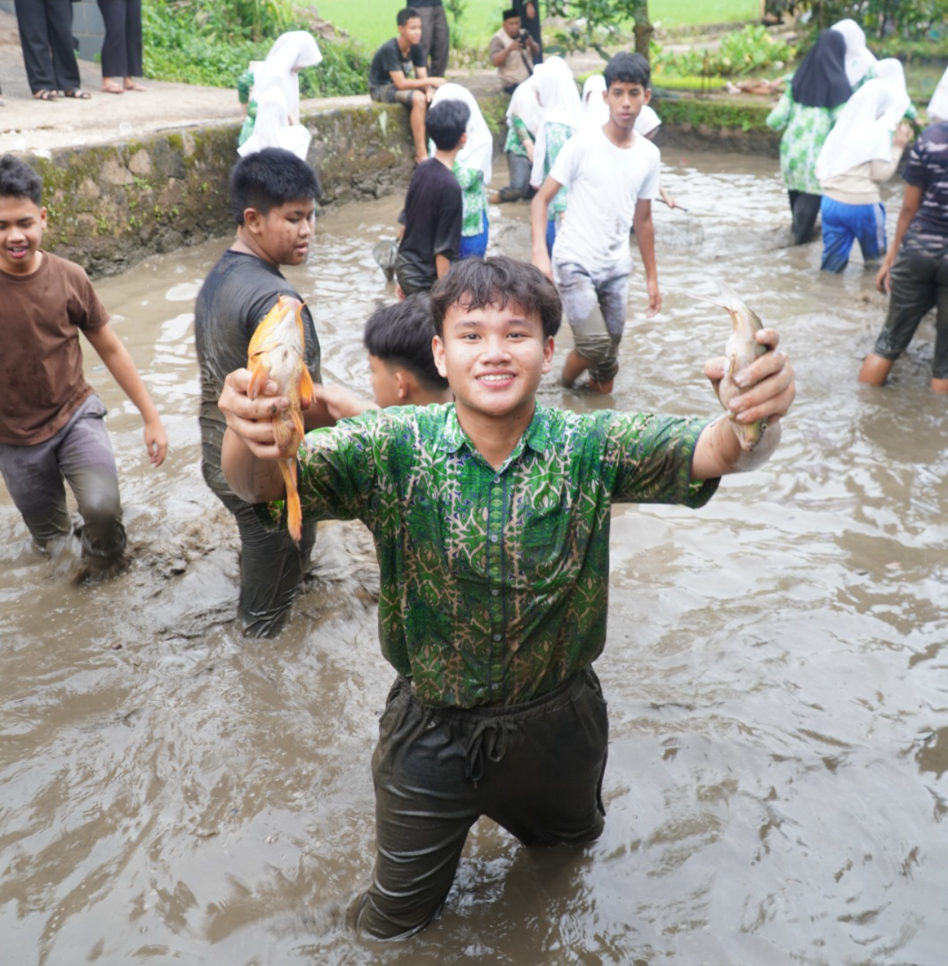 Tanggung Jawab Sosial SMP Islam Al Azhar 9