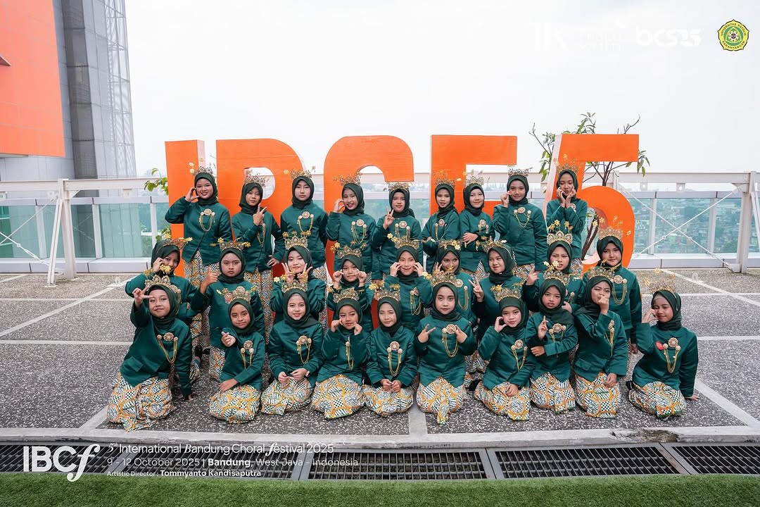 The Choir Team of Al Azhar 9 IES Bekasi Wins Gold Medal at the IBCF 2025